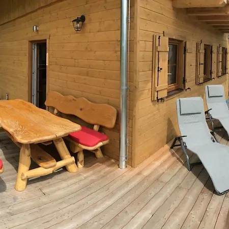 بيت خشبي Almhaus & Almchalet *